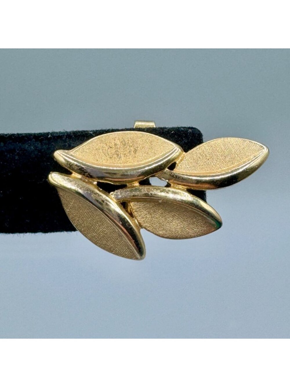 Vintage Crown Trifari Climber Earrings Clip On Gold Tone Matte and Glossy 1" - Picture 2 of 9